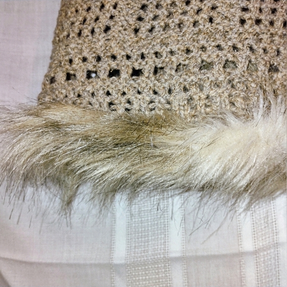 RESERVED Relativity Vest Crochet & Faux Fur Tan/Cream/White Sz. PXL - Picture 7 of 7